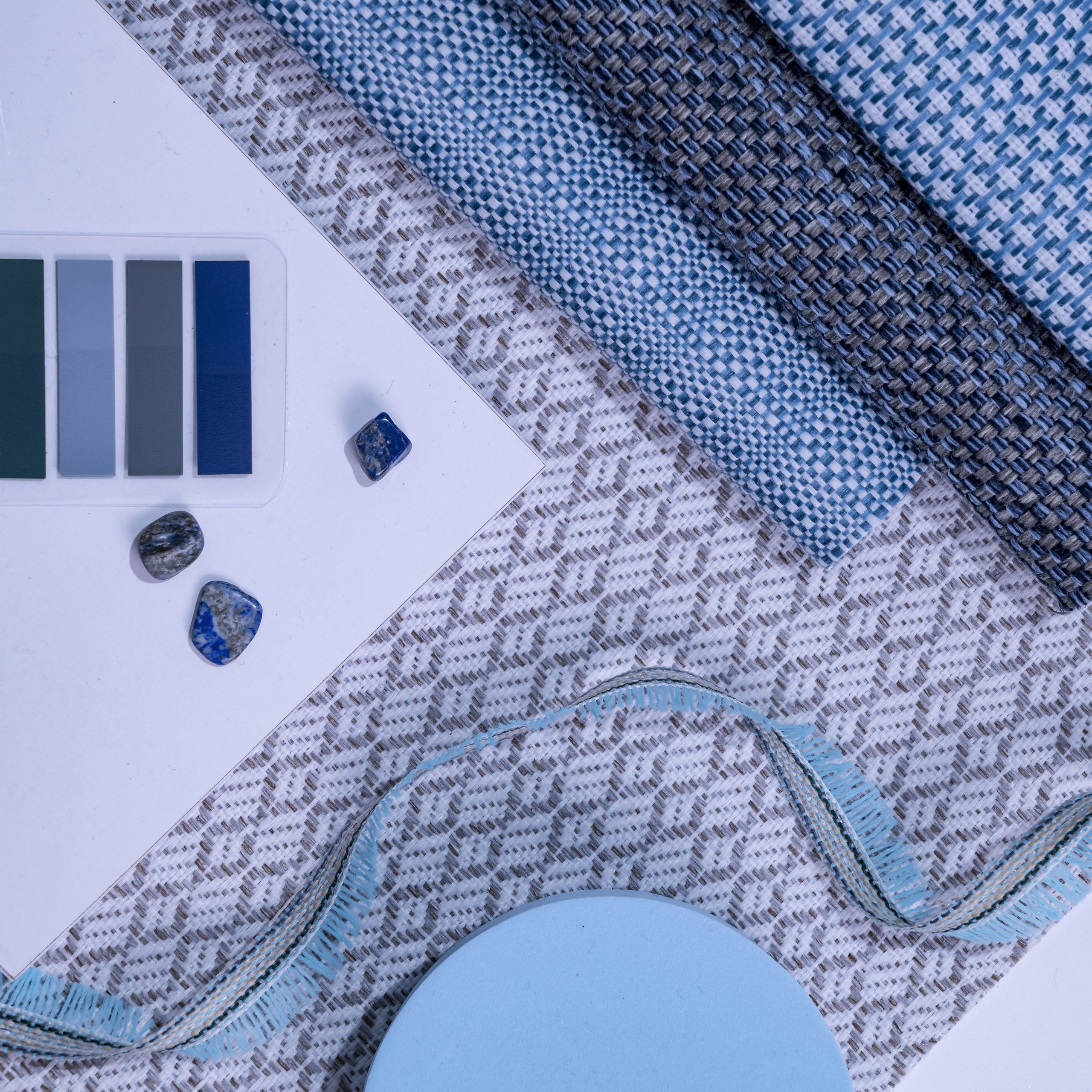 4 Essential Criteria for Selecting Poolside Fabrics 